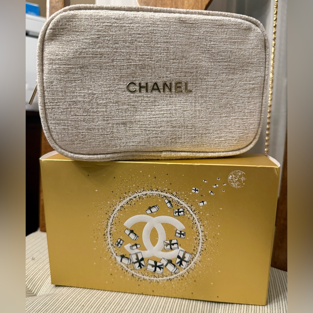 Authentic Chanel Cream Women's Cosmetic Bag Makeup Pouch New with Box - Picture 1 of 13